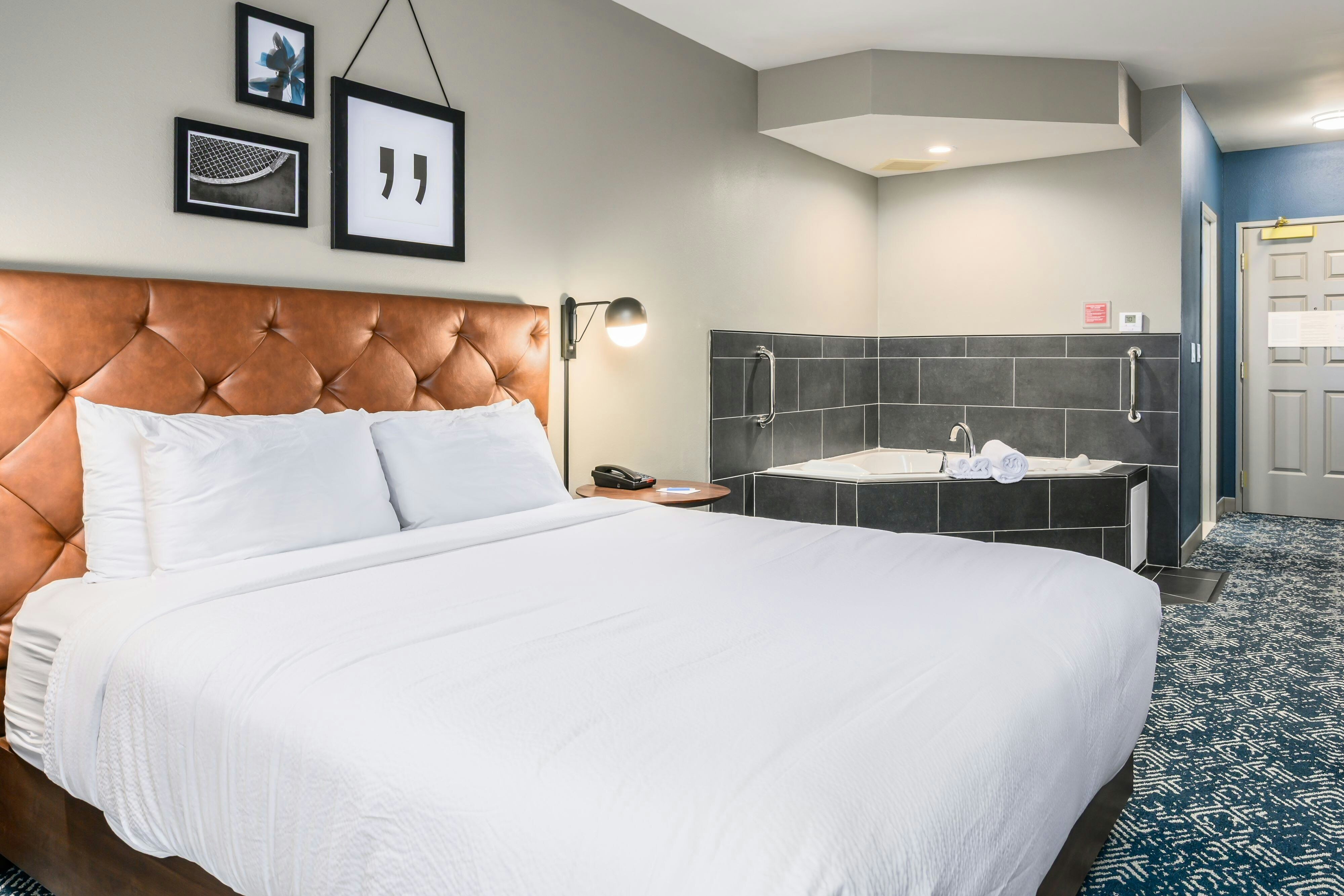 单间套房， 1张特大床， 带梳化床， 按摩浴缸