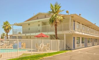 Motel 6-Fresno, CA - Blackstone North - Housity