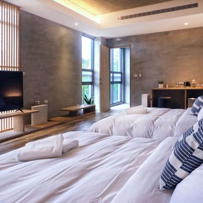 Deluxe Quadruple Room (Ihiasan) Block House Promo Code