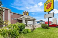 Super 8 by Wyndham Saskatoon Near Saskatoon Airport Hotele w: 