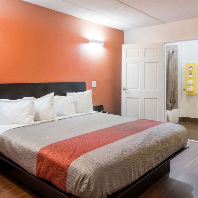 Deluxe Room, 1 King Bed, Smoking, Refrigerator&Microwave