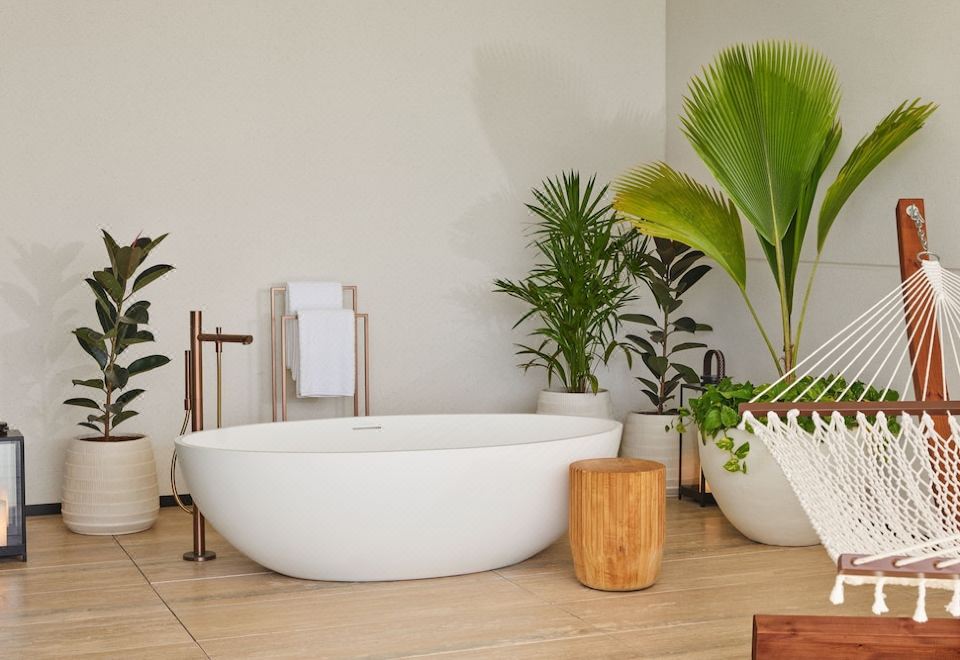 裏維埃拉豪華客房， 客房， 1 張特大床， 海景， 室外浴缸客房， 轉角房， 露台