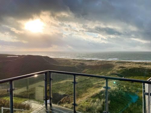 带阳台的两卧室公寓