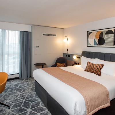 標準特大床房 - 高層 皇冠假日伯明翰城市酒店&度假村優惠