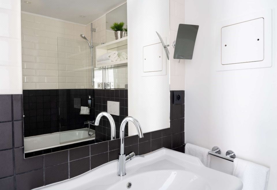 Superior Room With Twin Beds-Complimentary Soft Minibar, Courtesy Tray, Digital Press, Fitness, Sauna