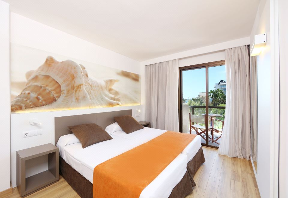 带阳台的标准一卧室公寓