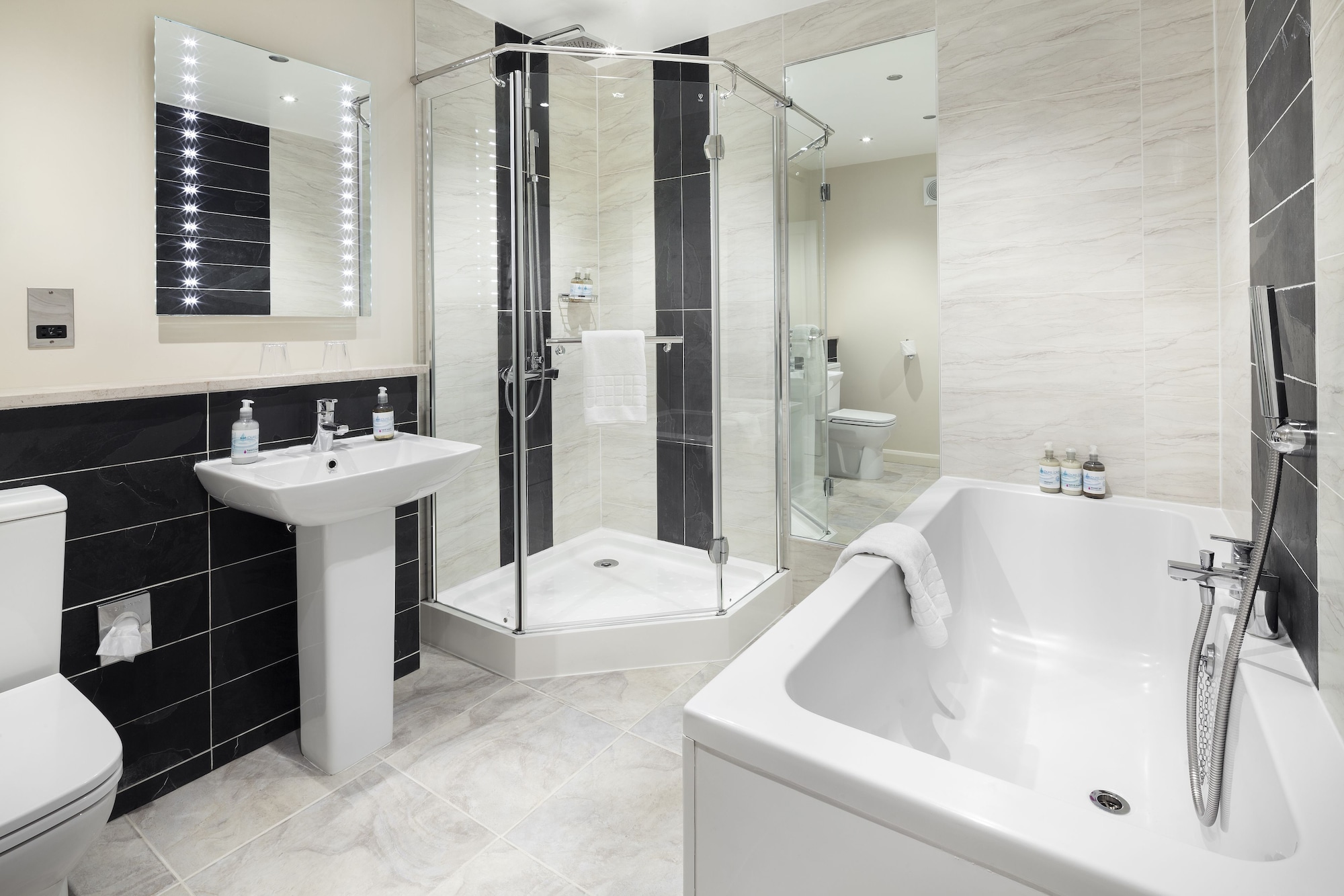 豪华双人房（11号房，底楼）