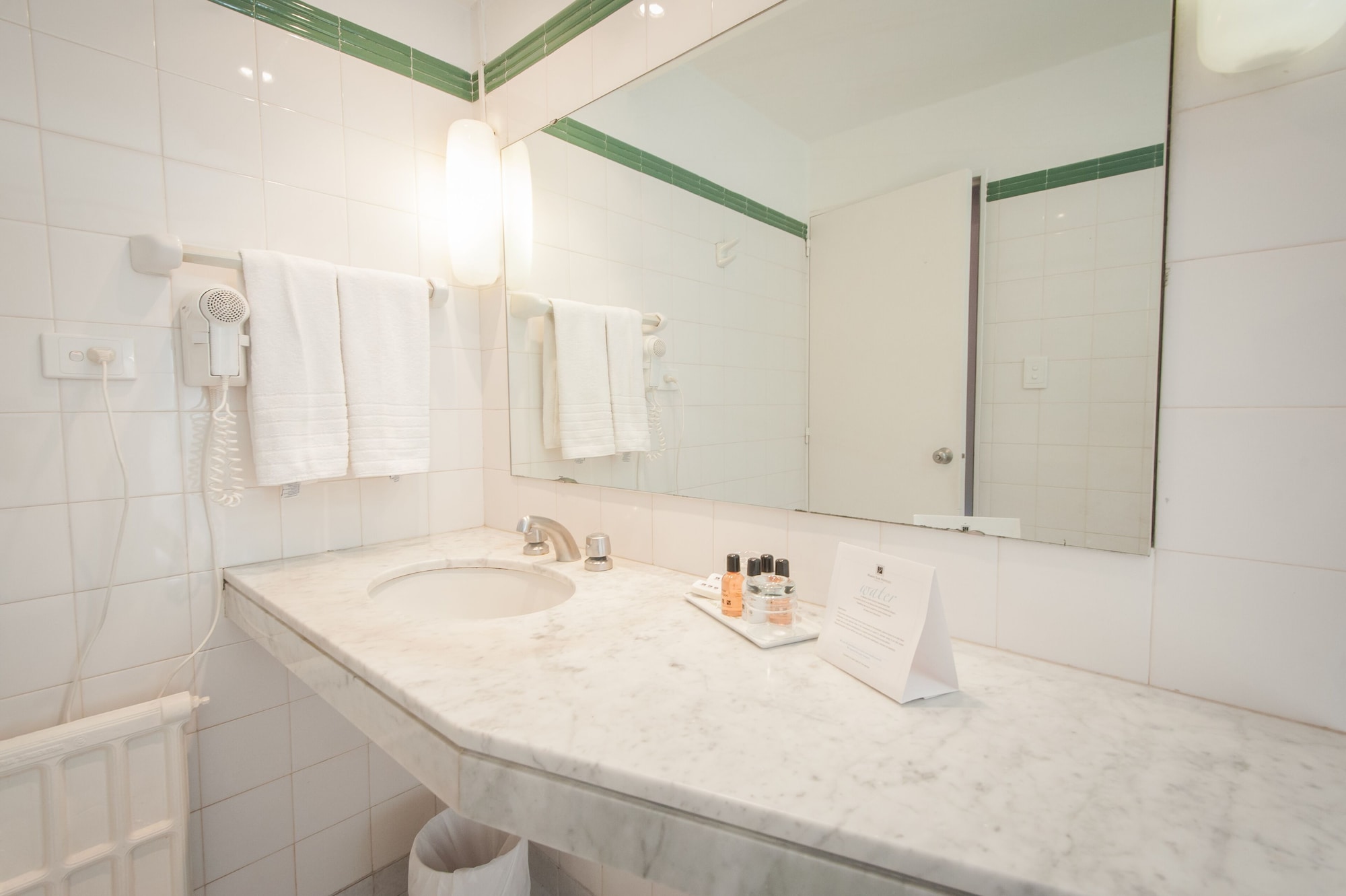 标准双人或双床房，1张特大床，阳台，花园景