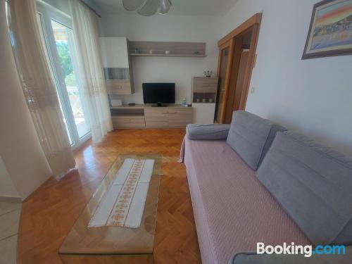 带阳台的两卧室公寓