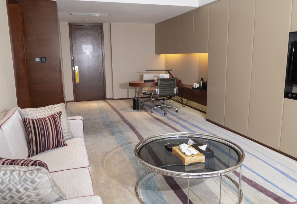 Crowne Plaza Wuxi TaihuKing 1 Bdrm STE Living Lihu Lake View