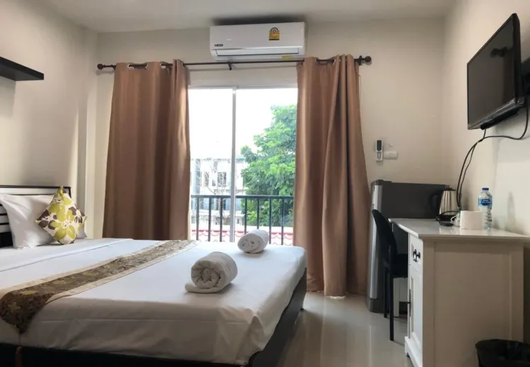 ห้องเตียงควีนไซส์พร้อมระเบียง