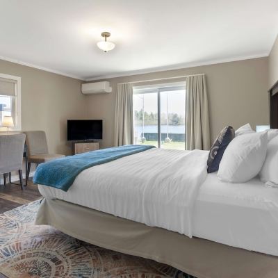 Standard Room, 1 King Bed with Sofa bed, Fireplace, Lake View (with Sofabed)