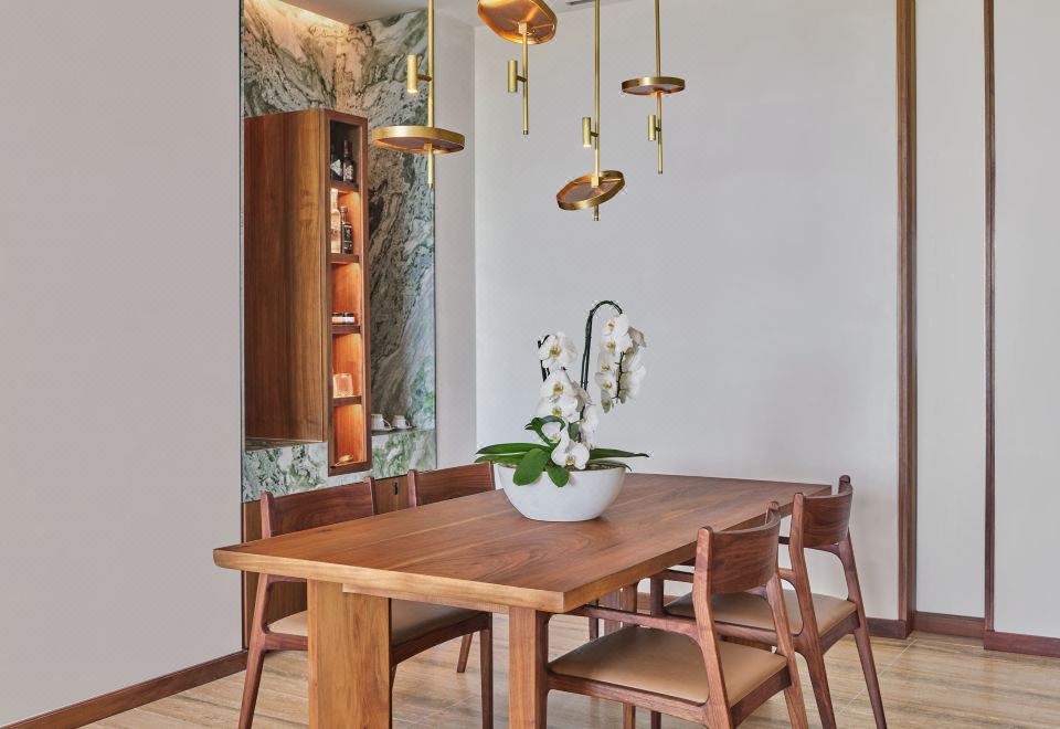 2 卧室套房， 卧室1:1張特大床 ， 卧室2:2張大床， 海景， 露台