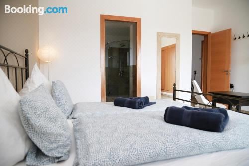 带阳台和海景的豪华双人房