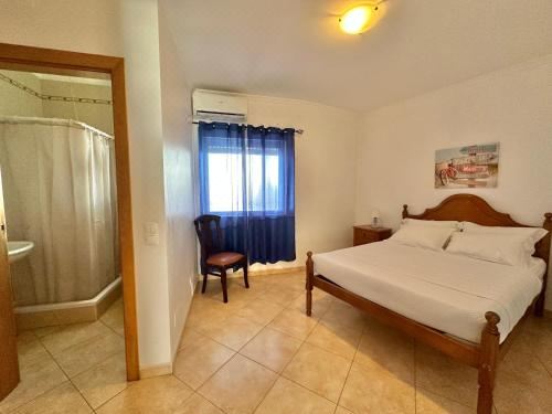 带阳台的两卧室公寓