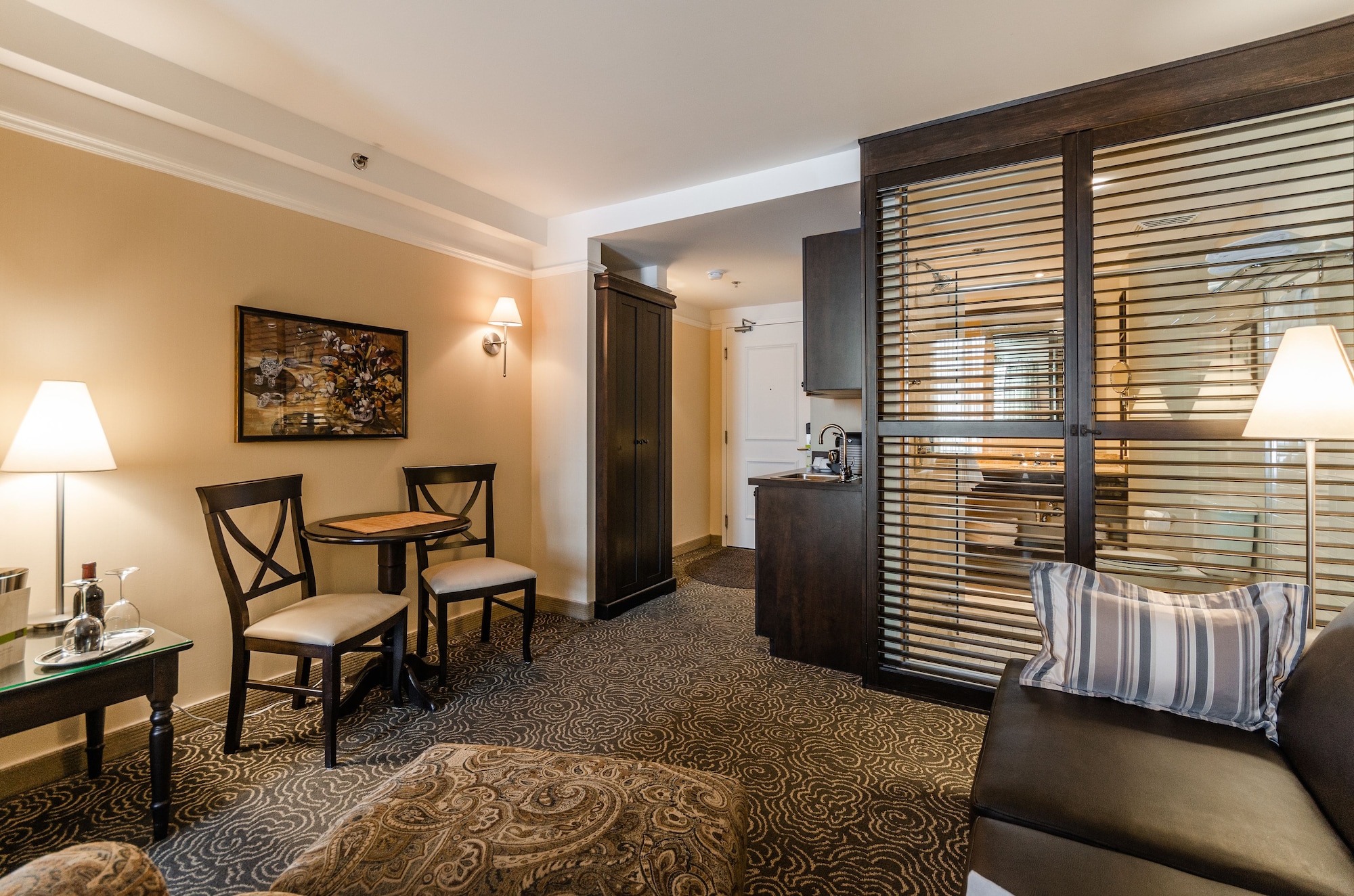 高级特大床间带梳化床