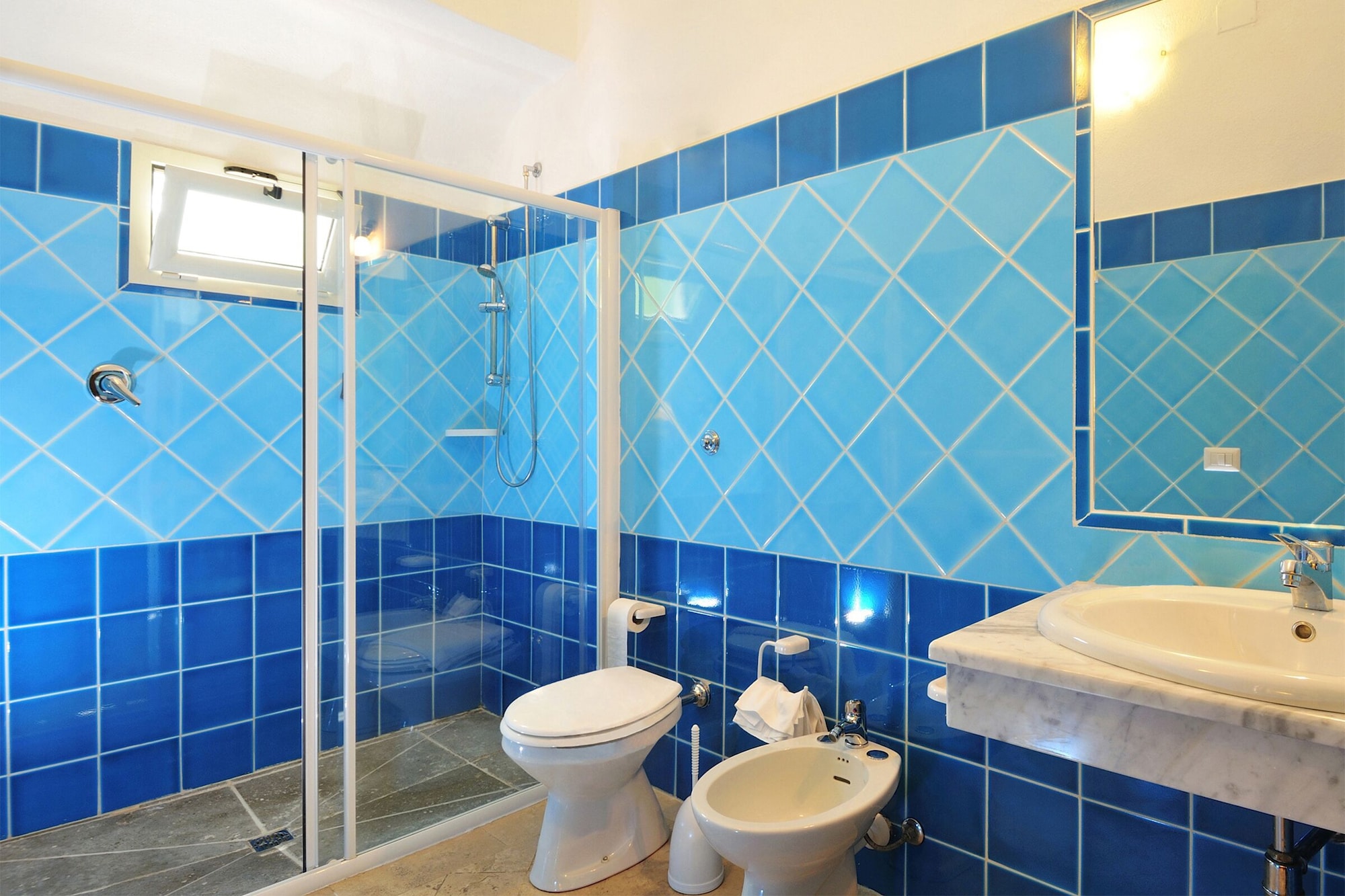 两卧室连接家庭房