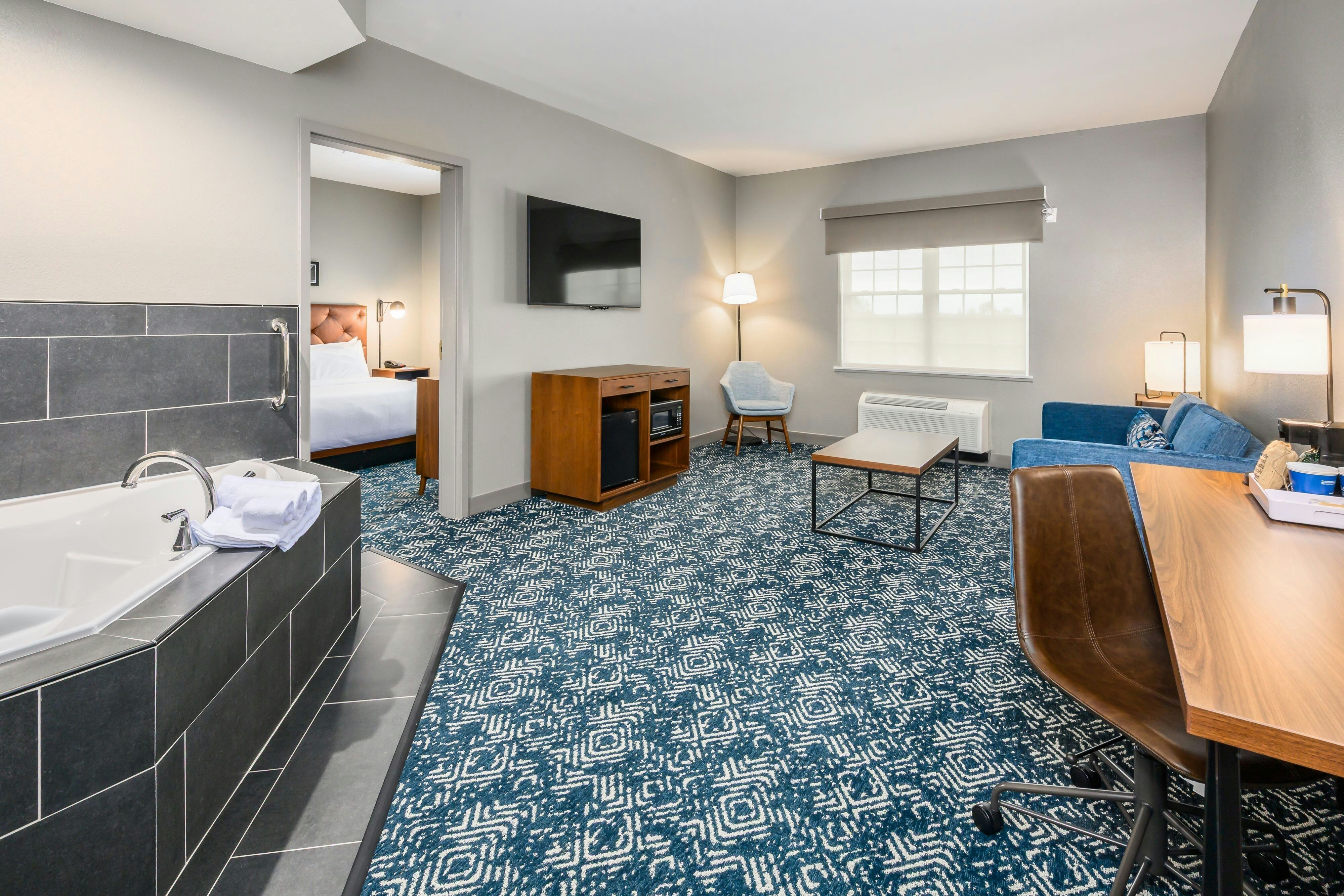 带梳化床和漩涡浴缸的特大床套房