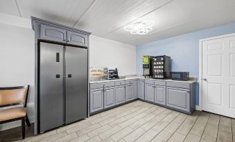 Super 8 by Wyndham Kingsport - Housity