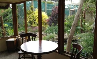 Codrington Gardens Bed & Breakfast - Housity