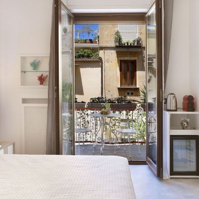 Deluxe Room, 1 Queen Bed, Balcony, Courtyard View