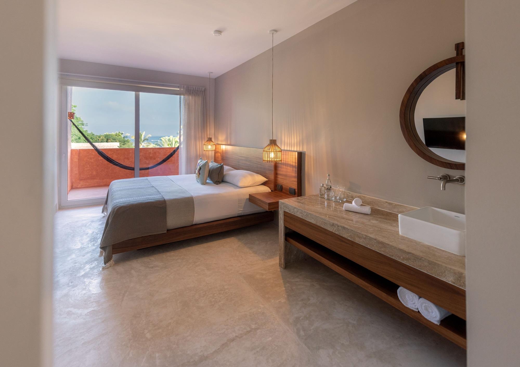 带阳台和海景的豪华房