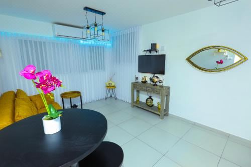 Shlomo's lounge. A beautiful and new apartment 5 minutes drive from the sea One-Bedroom Apartment