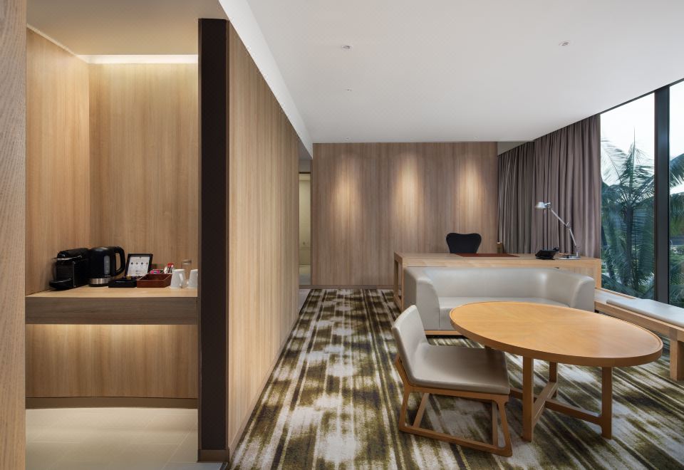 高樓層尊貴小型套房（1張特大床，可使用休息室）