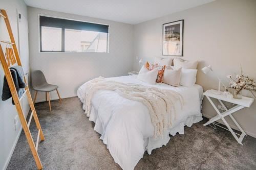 Hot Tub Under the City Lights Holiday Home