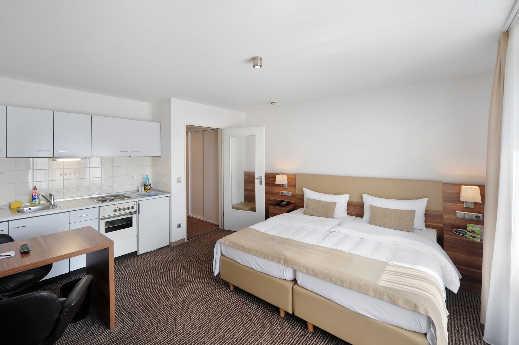 双人床或双床房（1张双人床或2张单人床）