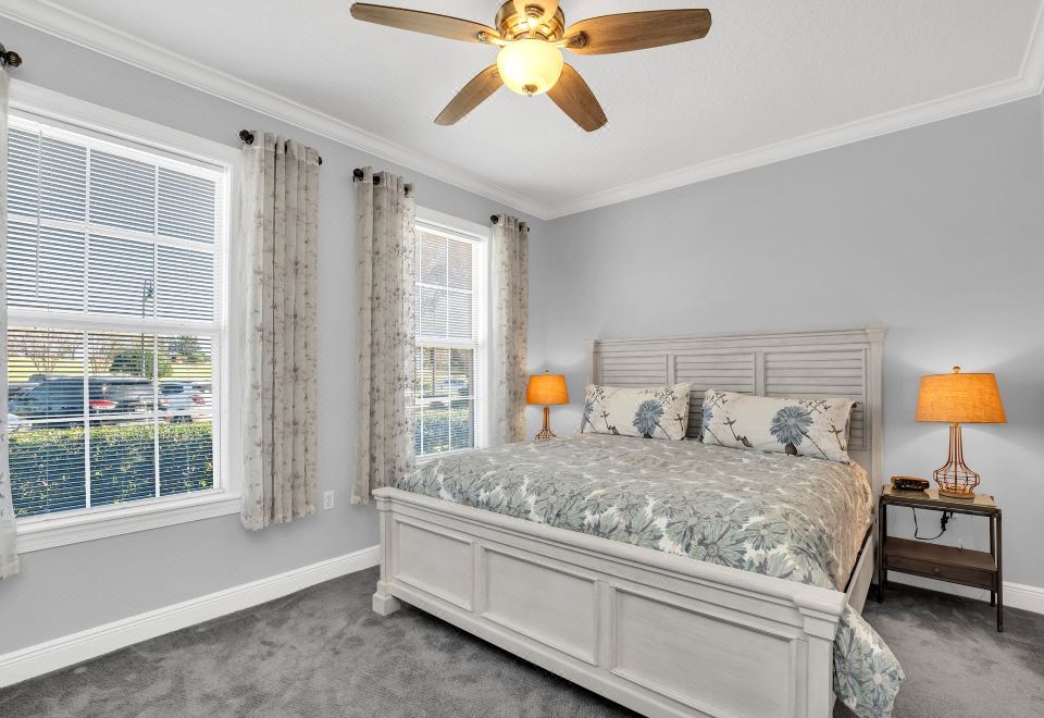 現代廚房和共用可使用泳池-驚艷的家庭綠洲