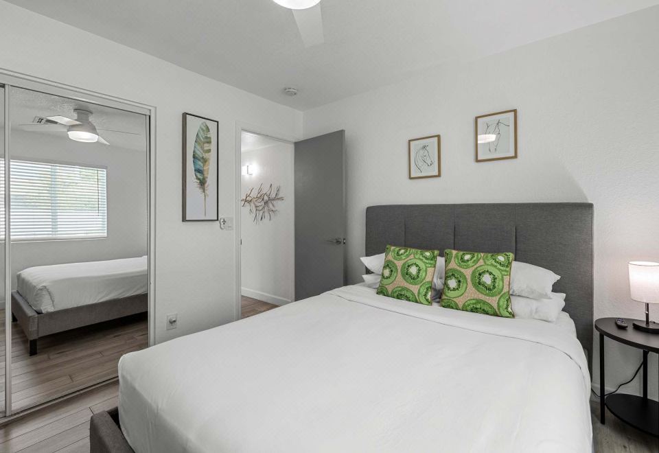 惊喜泳池和壁炉，为终极放松而设计的时尚绿洲