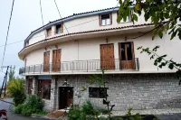 To Balkoni Tis Agorianis