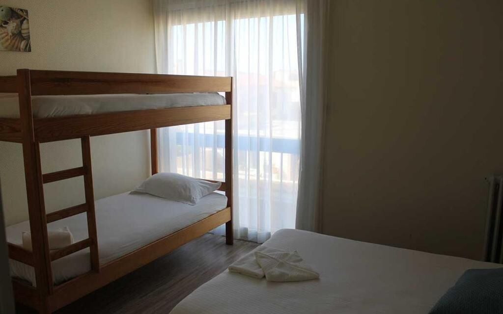 四人房， 多张床， 部分海景