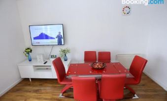 Lovely 2 Bed 2 Toilet Hill House River View Apartment - Housity