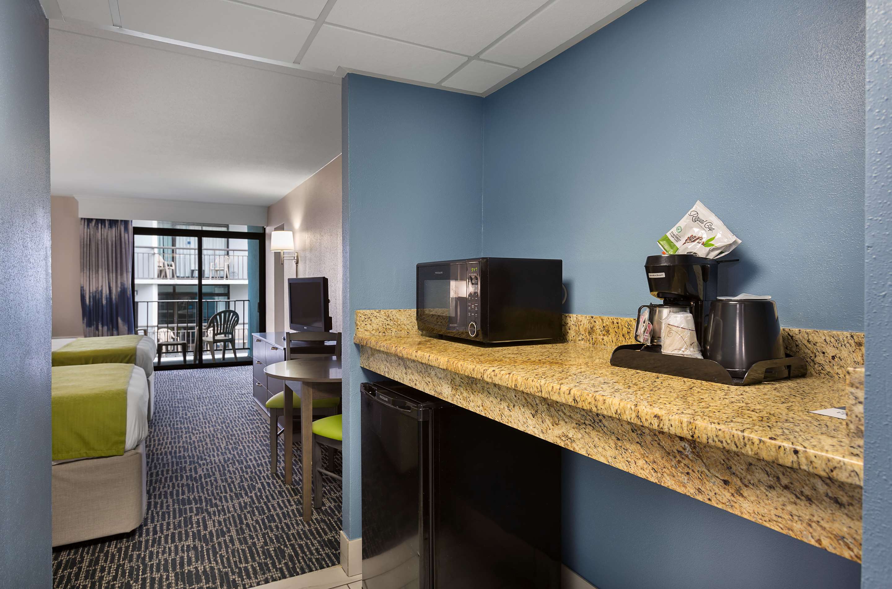 2张大床1张双人床， 无烟房， 中间建筑， 带阳台， 微波炉和迷你冰箱， 桌椅， 房间内淋浴