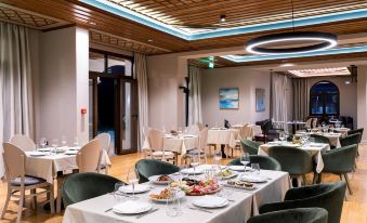 The Lake Hotel - Housity