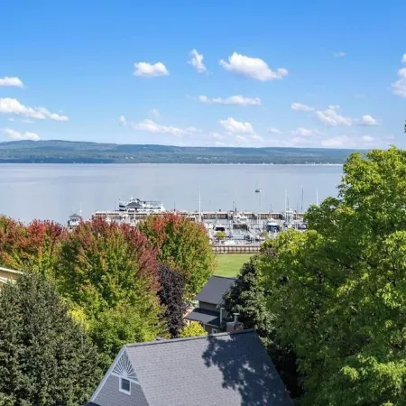 Now Booking for Summer 2026! Stunning Panoramic Lake Views in Downtown Petoskey! Отели в г. Петоски