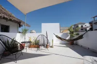 Charming rooftop bungalow 1 block from the beach!