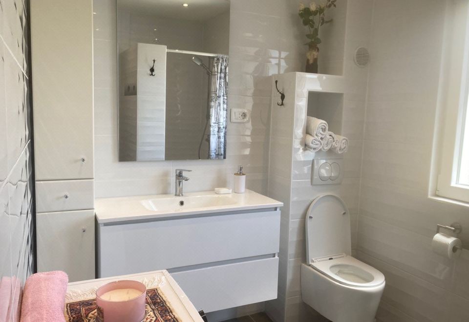 带阳台的三卧室公寓