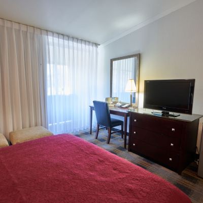 Deluxe Queen Room Riverview Inn & Suites Promo Code