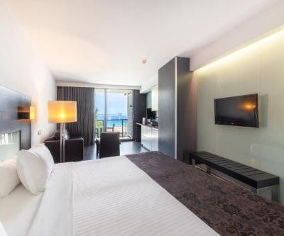 Deluxe Suite with Frontal Sea View
