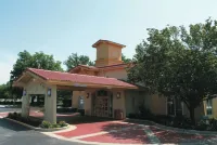 La Quinta Inn by Wyndham Kansas City Lenexa Hotel di 