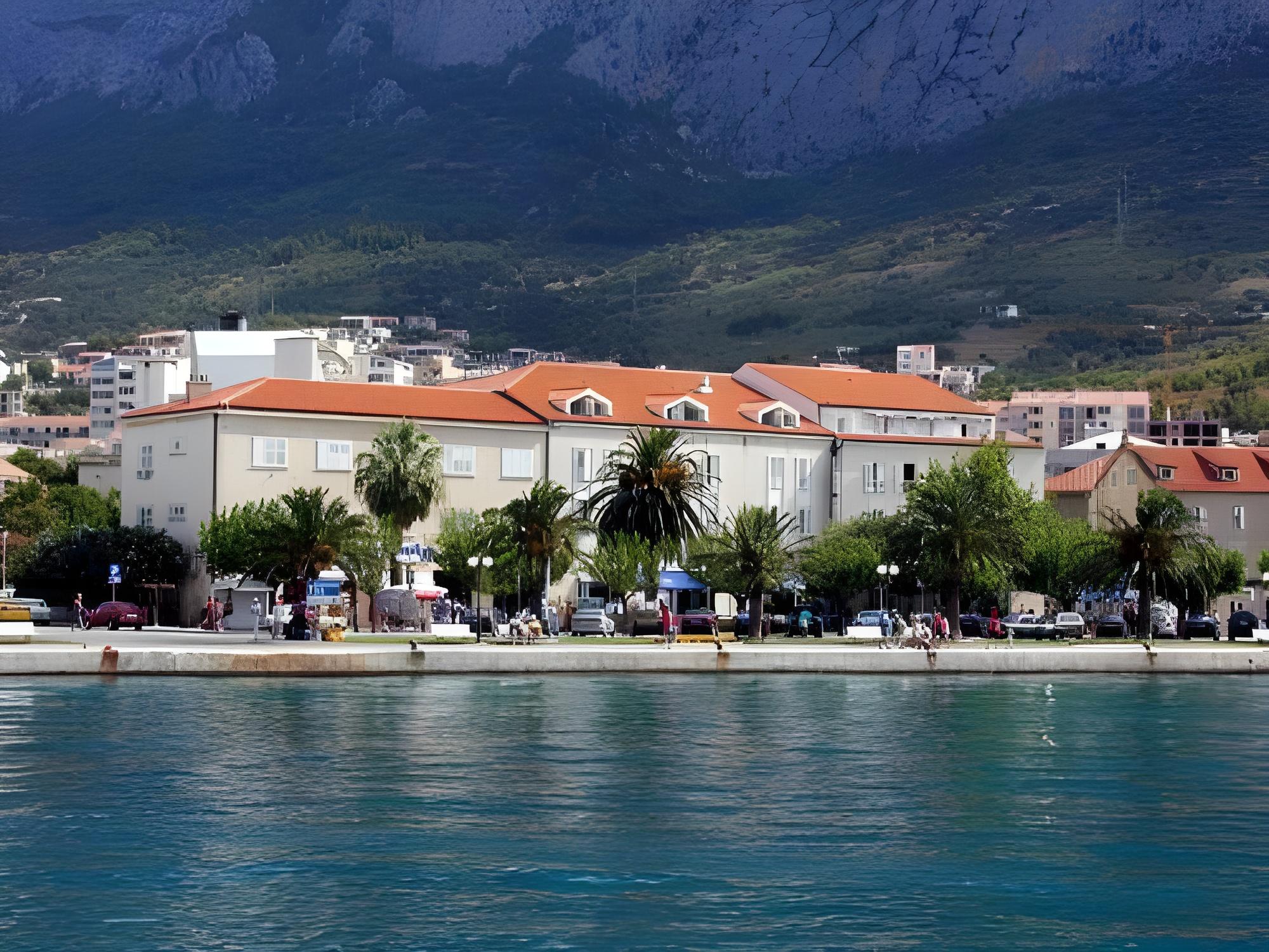 带山景的双人间