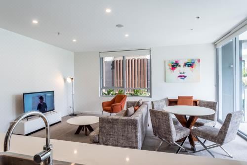 带阳台的两卧室公寓