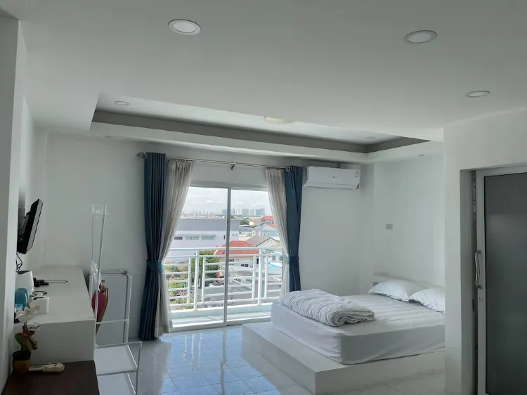 ห้องพักพร้อมระเบียงและวิวเมือง(เตียงคิงไซส์)