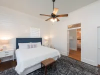 Charming 3-bedroom house with AC and WiFi in fabulous Luling Hotels in Luling