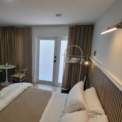 Deluxe Studio, 1 Queen, Pool View, Non Smoking Green Island Inn Promo Code