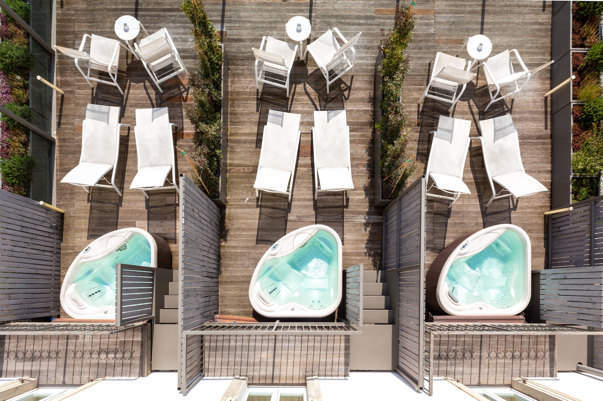 高级双人房，带露台、湖景和按摩浴缸