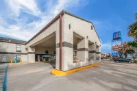 Motel 6 Laredo, TX - North I-35